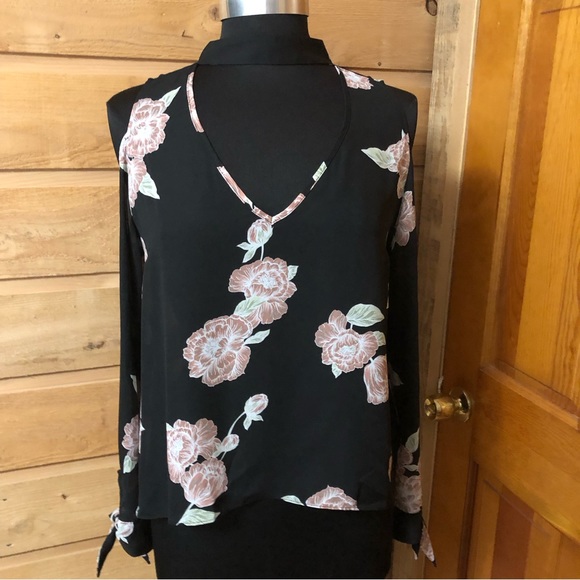 cupcakes & cashmere Tops - Cupcakes & Cashmere Blouse Black Floral choker collar / cold shoulder size M